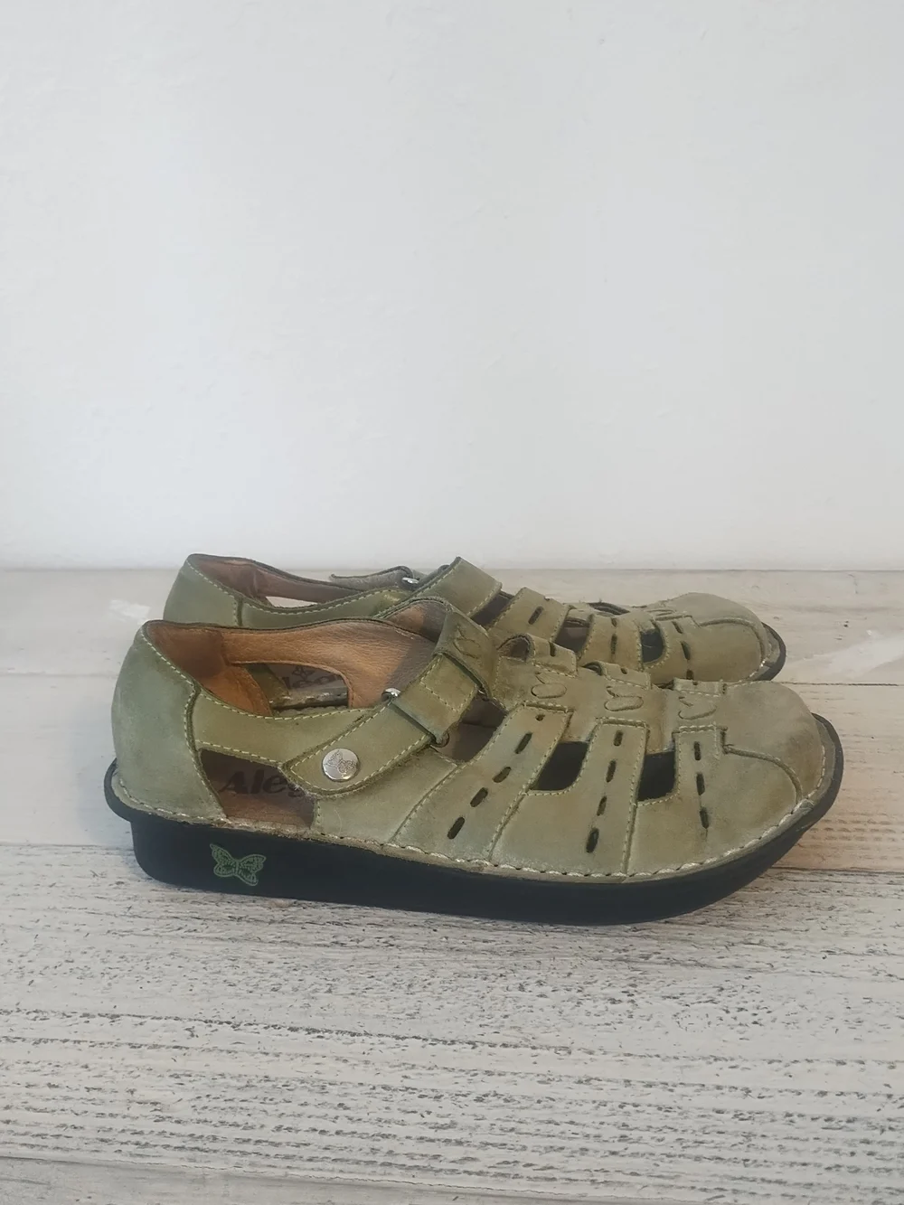 Girls  Green Cutout Comfort Sandals very good condition
